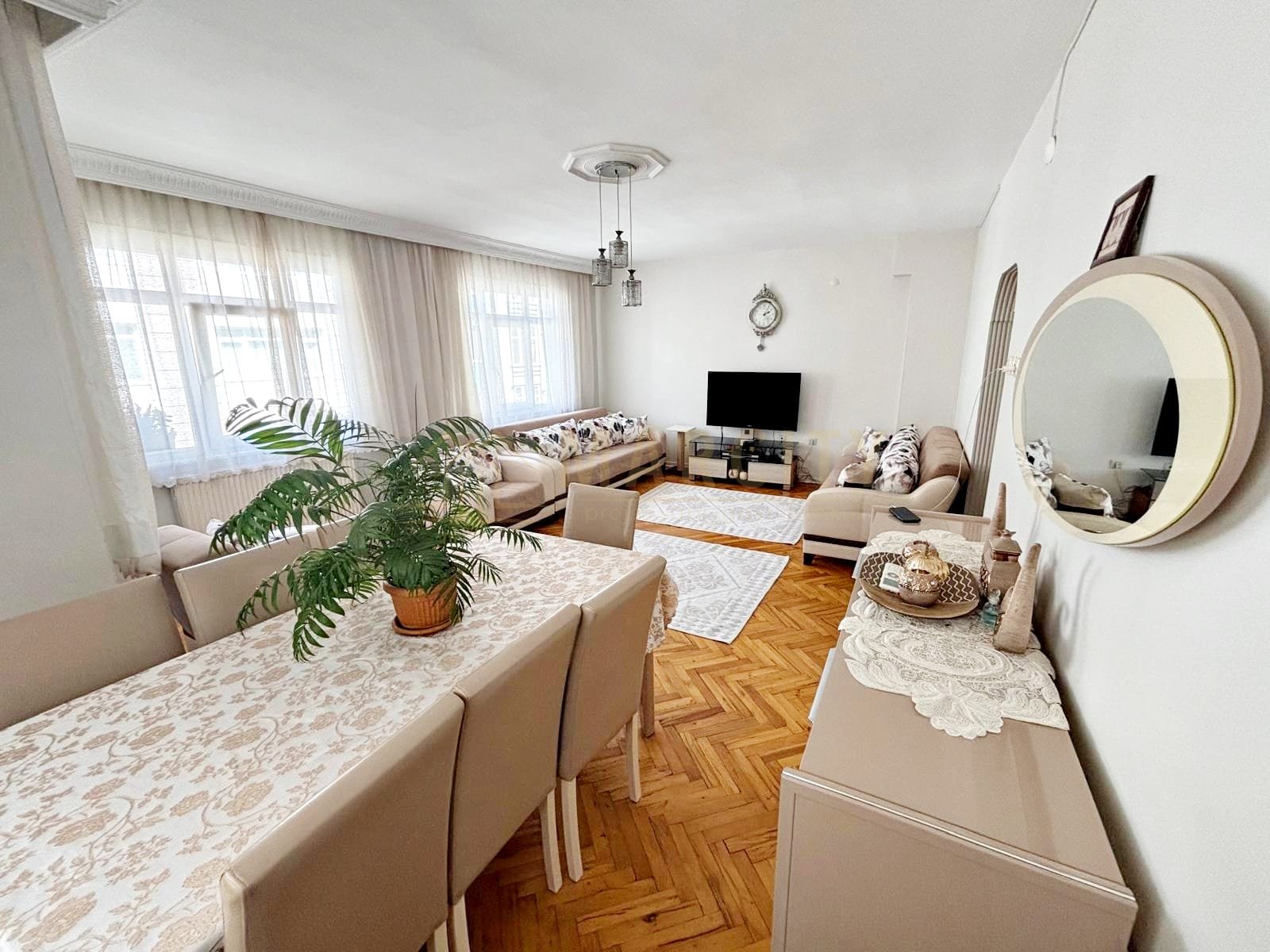 Marcity'den Çamlık Caddesi Civarı Satılık Asansörlü 3+1 Kullanışlı Daire